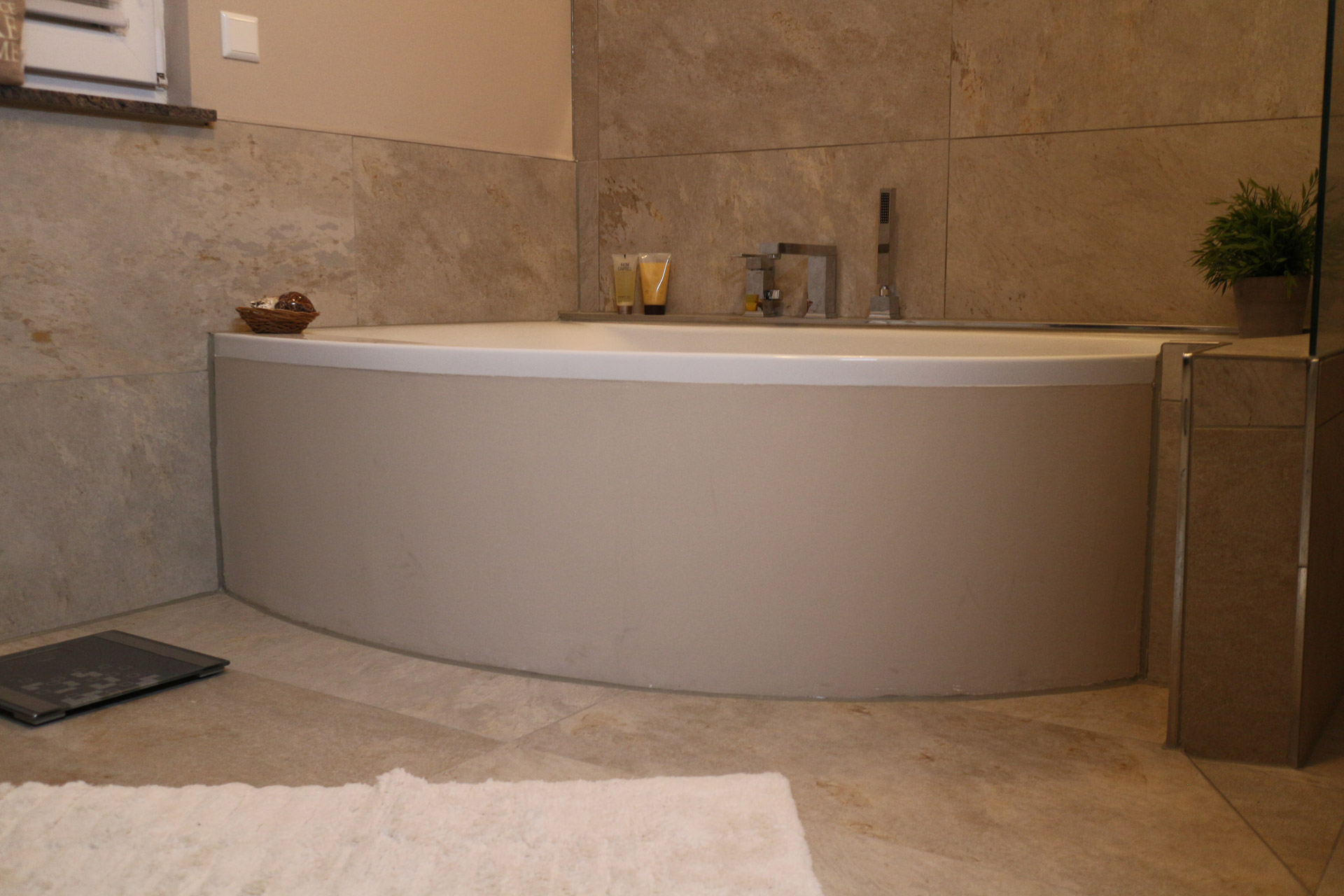 Badezimmer mit hochwertiger Fliesenarbeit