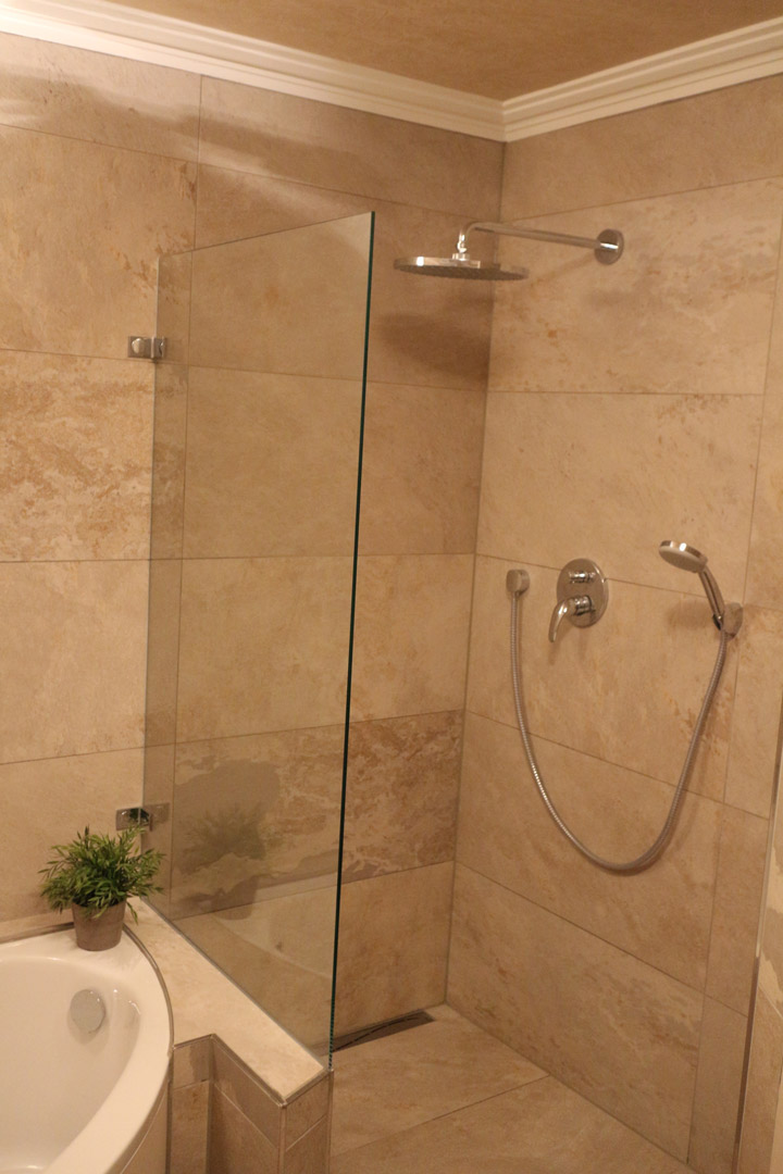 Modernes Badezimmer mit Dusche